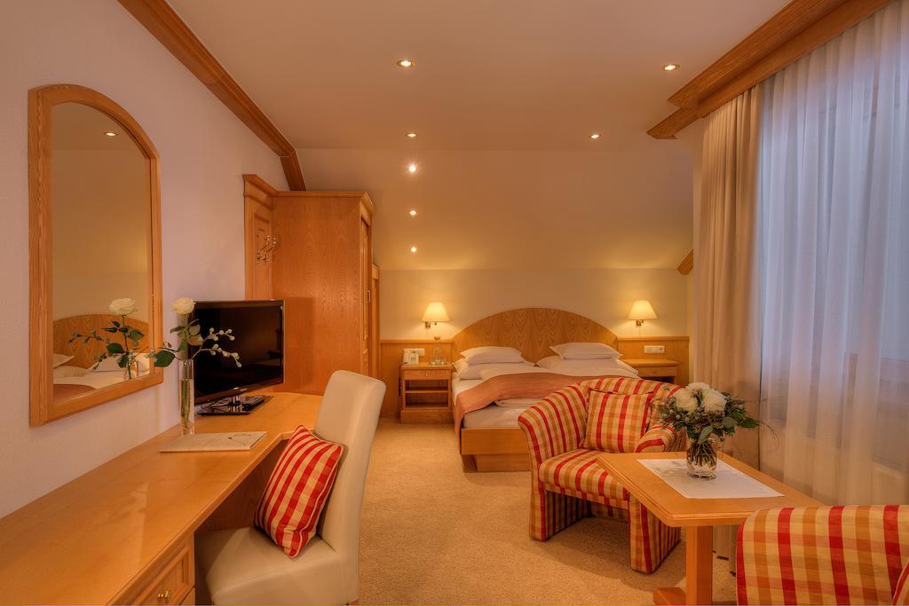 Hotel Palin ايشجل الغرفة الصورة